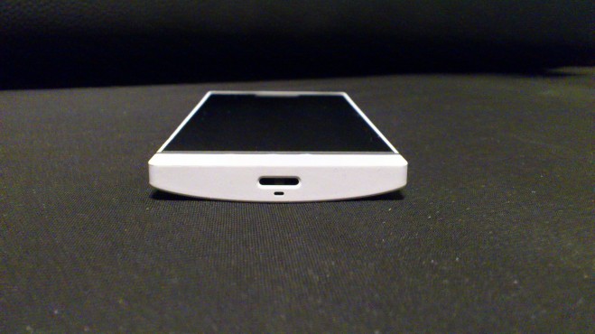 donja strana Xperia S donja strana Xperia S