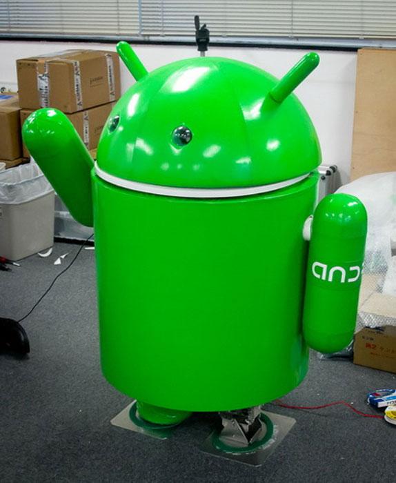 Android robot sa Android OS-om