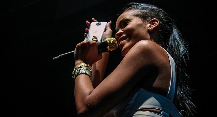 Rihanna promoviše HTC One X+