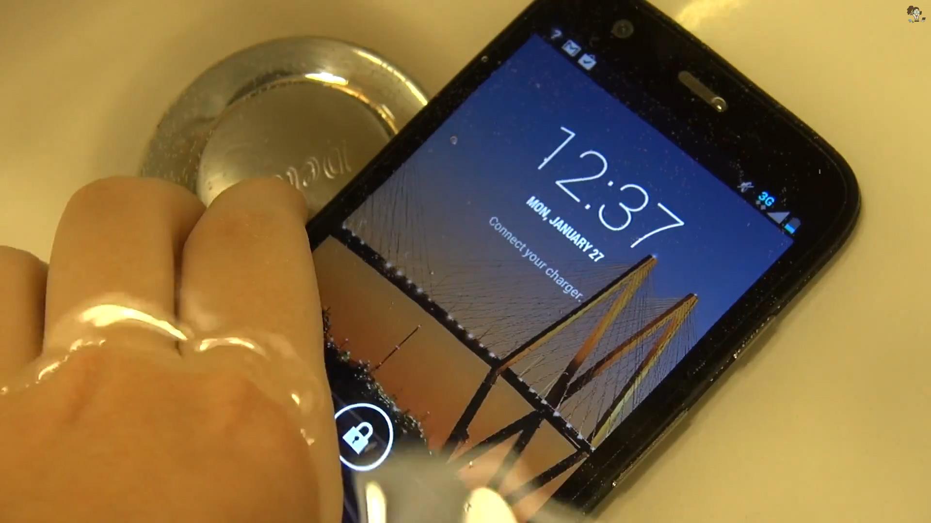 Otpornost Motorole Moto G stavljena na test [VIDEO]