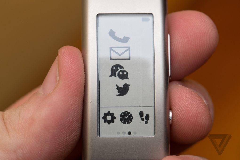 Lenovo predstavio telefone i E-ink narukvicu-sat #CES2015