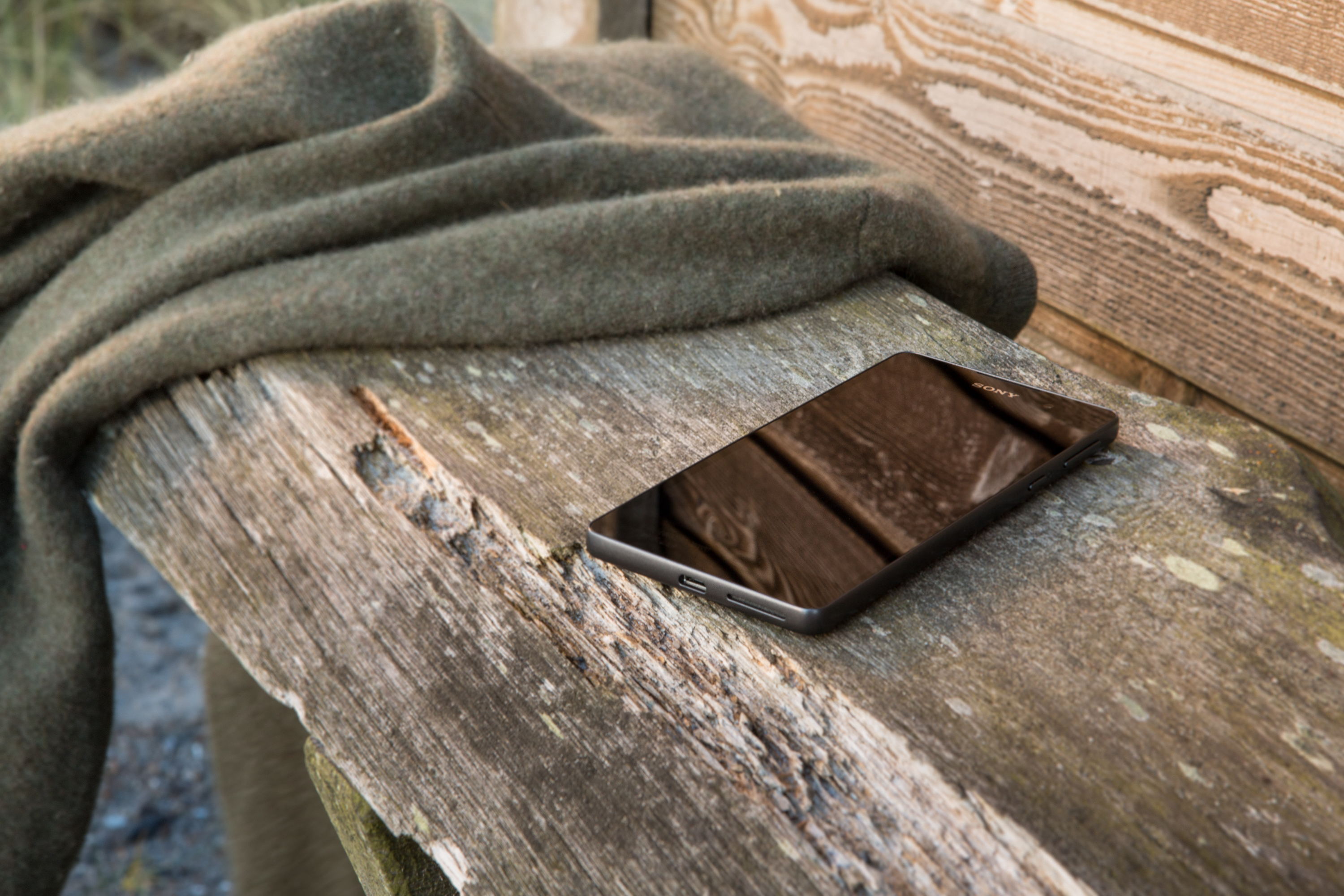 Xperia E5 donosi legendarni Sony dizajn i performanse koje olakšavaju svakodnevni život